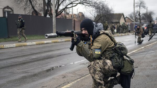 Украинские военнослужащие в пригороде Киева Буче, 2 апреля 2022 года - Sputnik Узбекистан