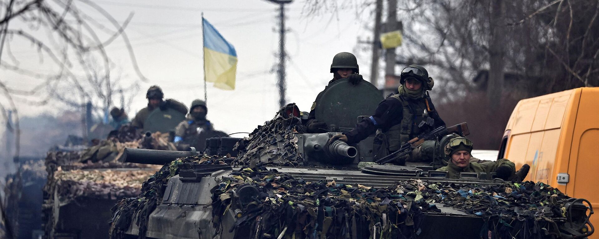 Voyennoslujashie ukrainskix Voorujennix sil v Buche - Sputnik O‘zbekiston, 1920, 23.02.2026