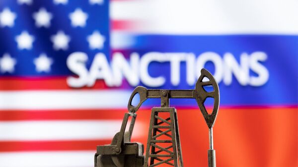 Нефтяная вышка на фоне американского и российского флага - Sputnik Ўзбекистон