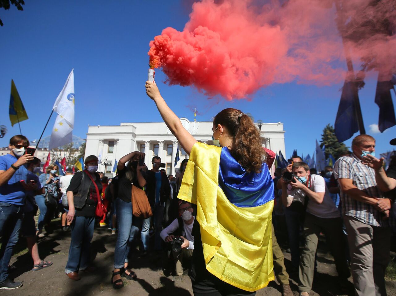 Украинские боевики издеваются над девушкой- видео