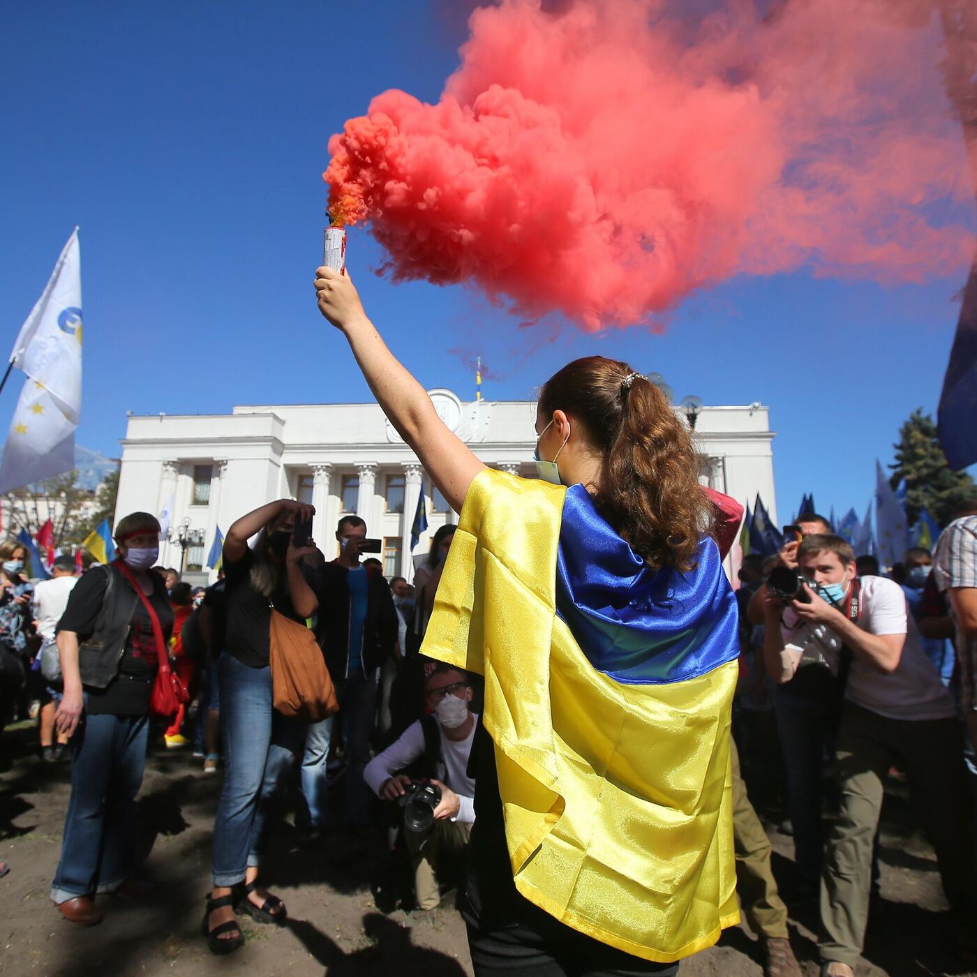 Украинские боевики издеваются над девушкой- видео