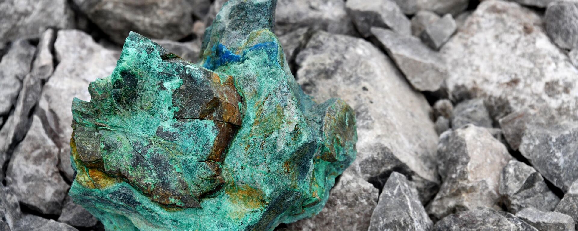 Медная руда на месте строительства горно-металлургического комбината на Удоканском месторождении в Забайкальском крае.  - Sputnik Узбекистан, 1920, 18.04.2026