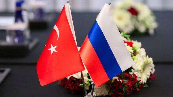 Флаги России и Турции. Архивное фото - Sputnik Ўзбекистон