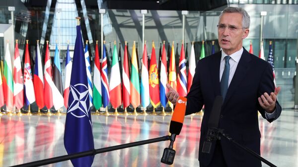 Генсек НАТО Йенс Столтенберг на пресс-конференции по итогам саммита в Брюсселе - Sputnik Узбекистан