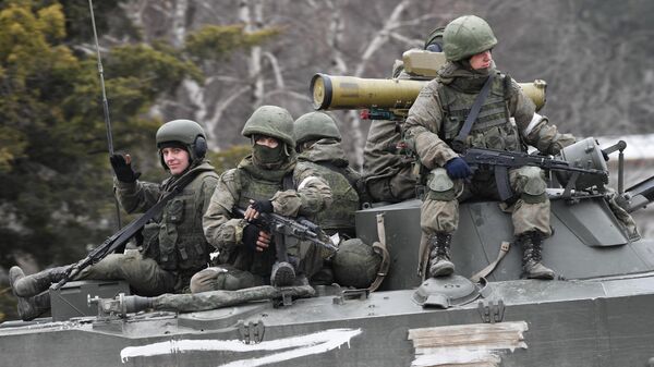 Российские военнослужащие в колонне военной техники у границы с Украиной. - Sputnik Ўзбекистон