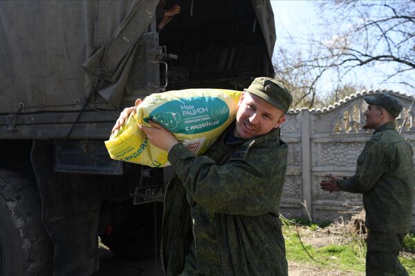 Прислали пакетов с кормом много — общий объем составляет 630 кг. - Sputnik Узбекистан