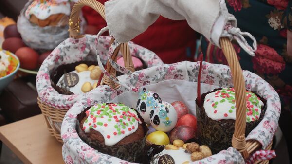 Освящение пасхальных куличей и яиц в Великую субботу в Введенском Владычнем женском монастыре в Серпухове - Sputnik Узбекистан