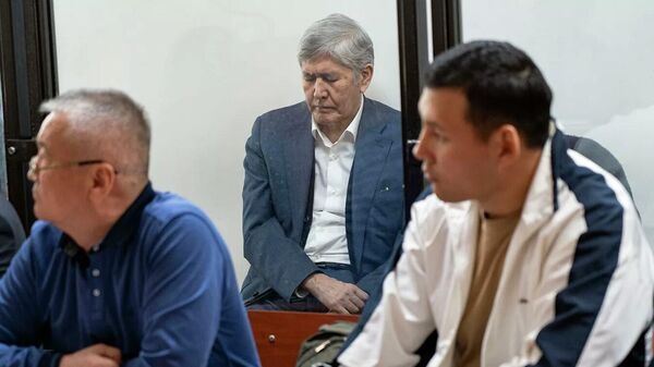 Бывший президент КР Алмазбек Атамбаев сегодня эмоционально потребовал удалить его из зала суда - Sputnik Узбекистан