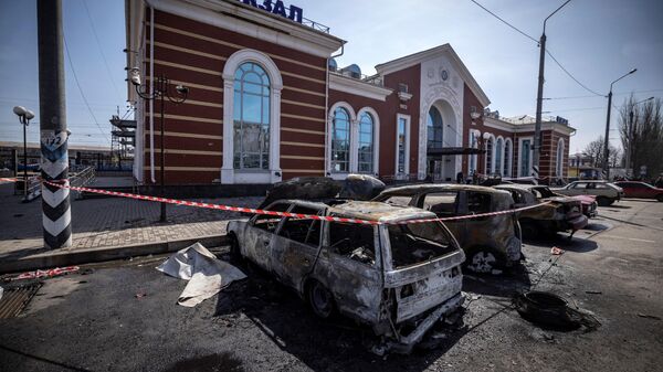Железнодорожный вокзал в Краматорске после обстрела Точкой У - Sputnik Узбекистан