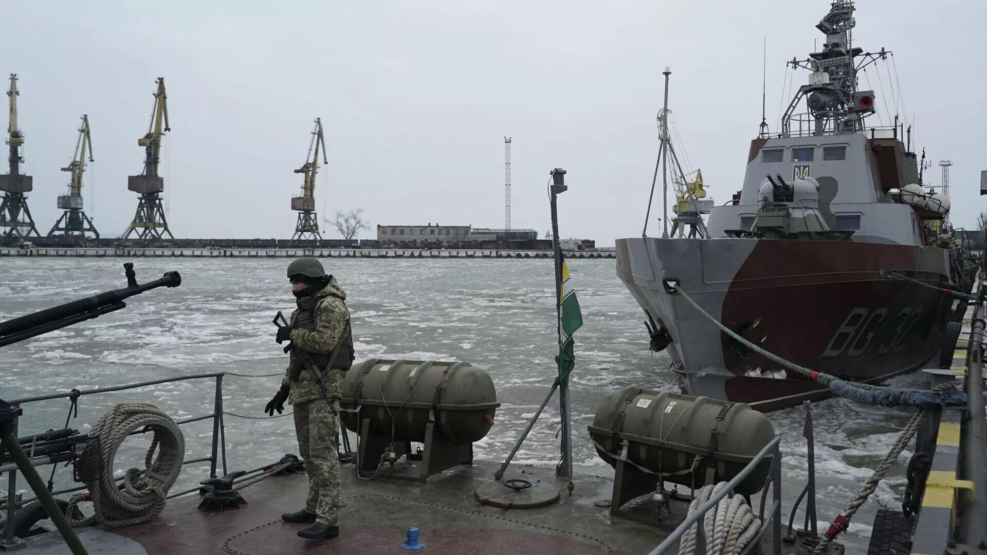 Украинский военнослужащий на борту корабля береговой охраны в порту Мариуполя - Sputnik Узбекистан, 1920, 08.04.2022