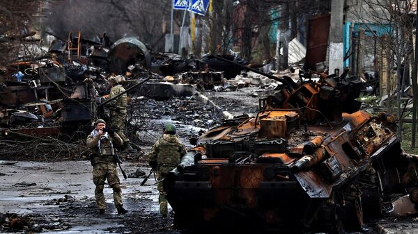 Украинские военные фотографируются в украинском городе Буча  - Sputnik Узбекистан