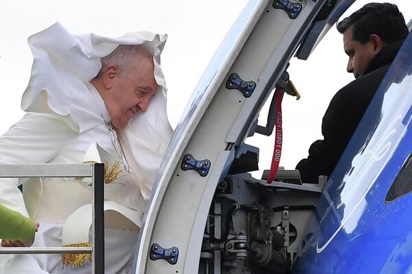 Papa Fransisk samolyotga minmoqda. - Sputnik O‘zbekiston