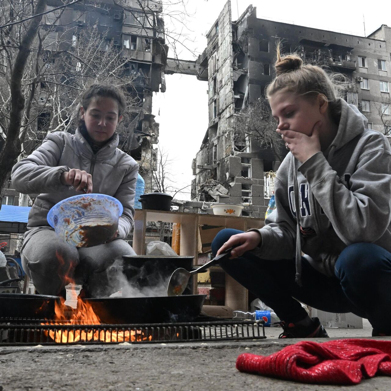 Busty sargish bilan guruh porno