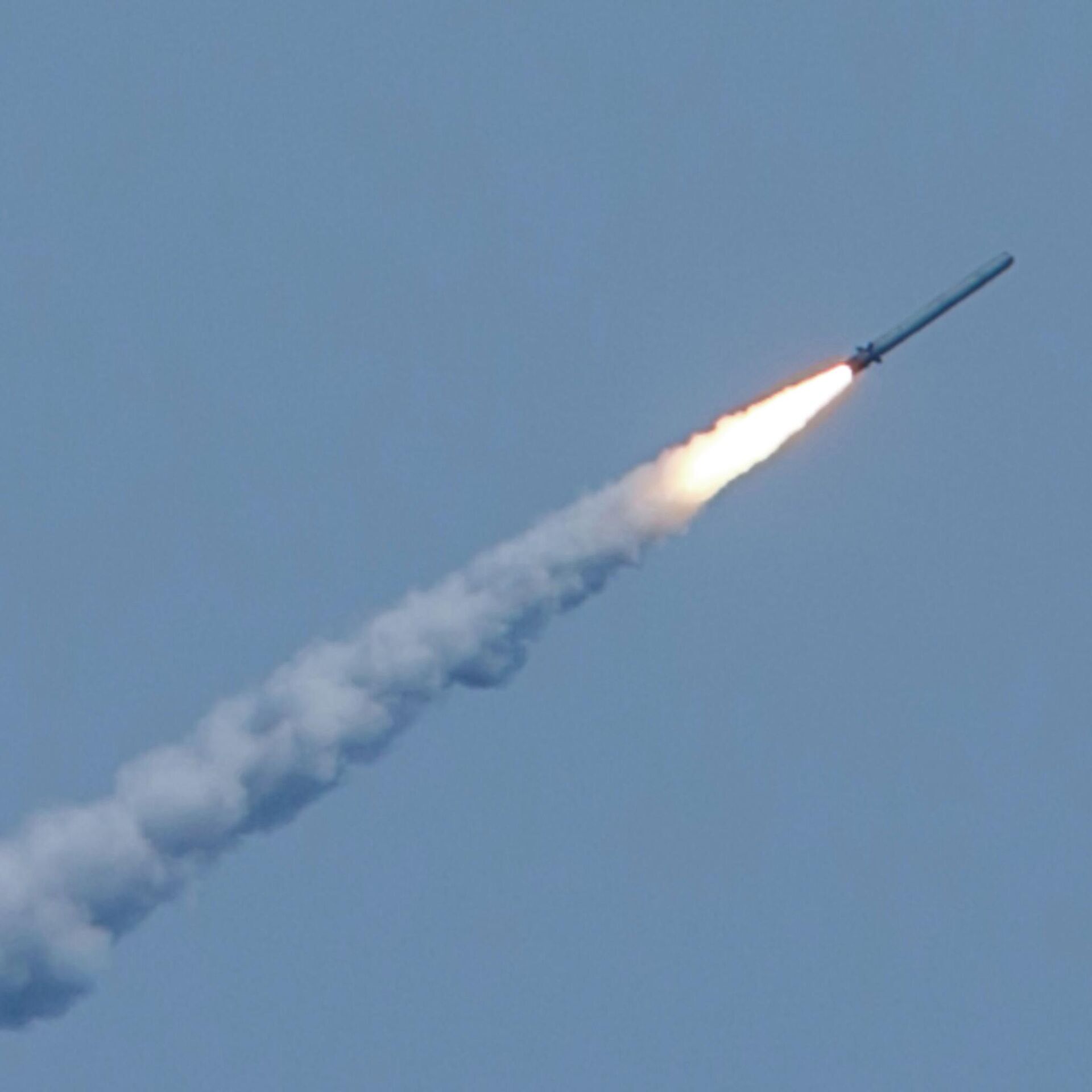 Удар крылатой ракетой. Крылатая ракета РФ Калибр. Баллистическая ракета Гром 2. Сверхзвуковая ракета. Инверсионный след от ракеты.