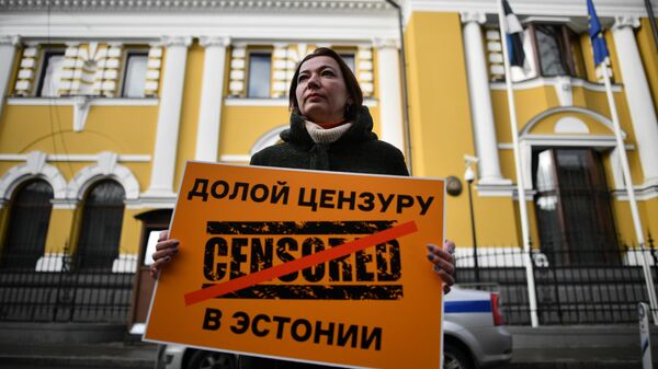 Глава Sputnik Эстония Елена Черышева участвует в пикете у посольства Эстонии в Москве, архивное фото - Sputnik Узбекистан