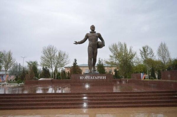 Самый большой памятник Юрию Гагарину на всем постсоветском пространстве — один из символов г. Гагарина —административного центра Мирзачульского р-на Джизакской области. - Sputnik Узбекистан