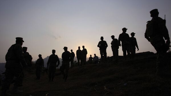 Солдаты пакистанской армии на линии контроля, которая разделяет Кашмир между Пакистаном и Индией - Sputnik Узбекистан
