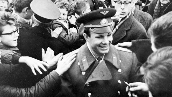 Юрий Гагарин среди учащихся средней школы города Бергена в Норвегии - Sputnik Узбекистан