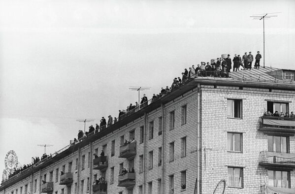 Москвичи на балконах и крышах домов приветствуют героя-космонавта Юрия Гагарина - Sputnik Узбекистан
