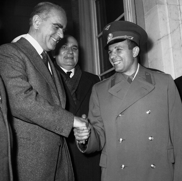 Советского космонавта Юрия Гагарина (справа) приветствует премьер-министр Греции Константин Караманлис (слева) по прибытии в Афины, Греция, 12 февраля 1962 года, с трехдневным визитом. Гагарин стал почетным гражданином Афин. - Sputnik Узбекистан