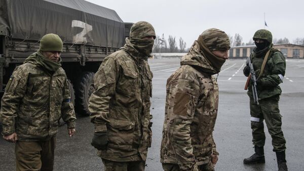 Добровольно сдавшиеся в плен военнослужащие украинской армии в Луганске. - Sputnik Ўзбекистон