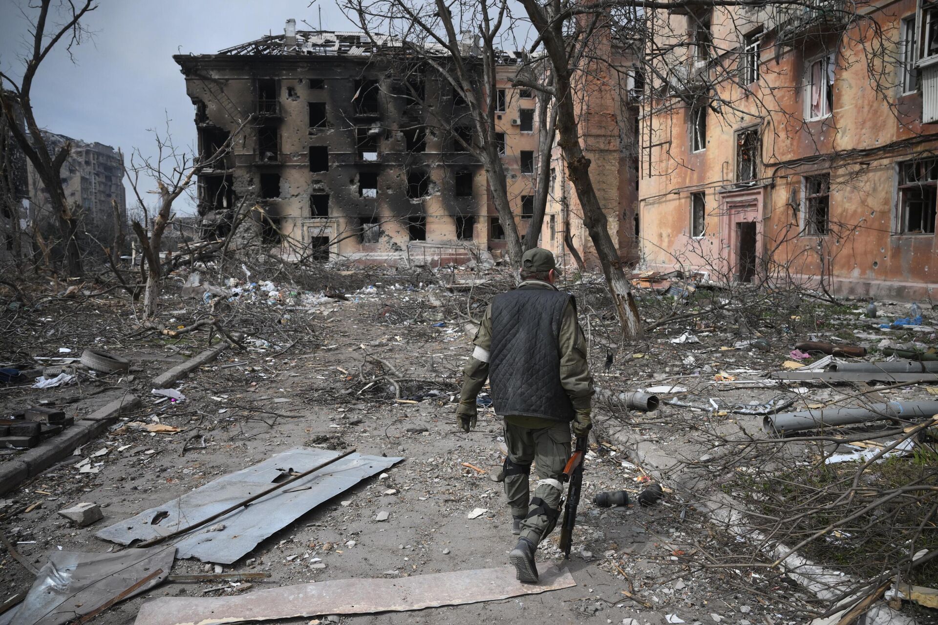 Военнослужащий НМ ДНР возле разрушенного дома в Мариуполе - Sputnik Узбекистан, 1920, 13.04.2022