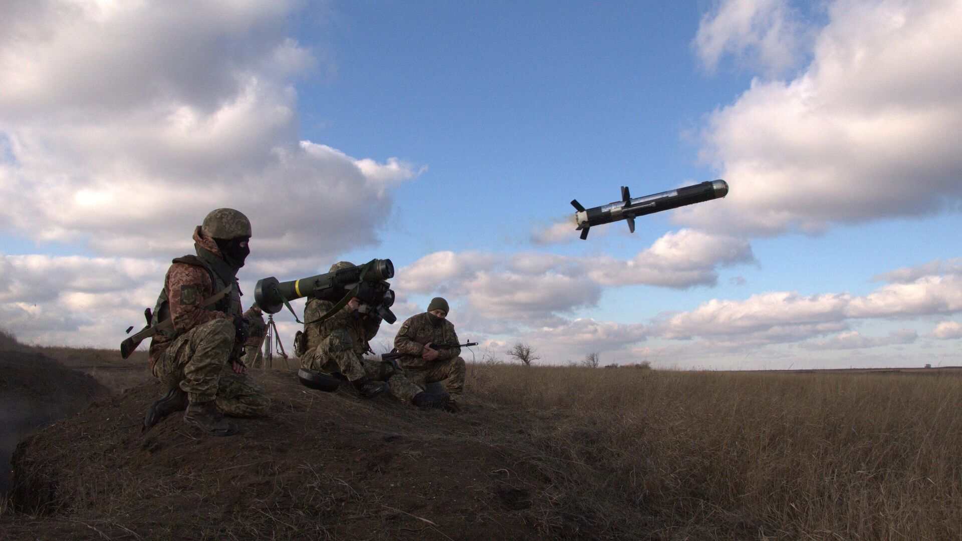 Украинские военнослужащие, стреляющие из американской противотанковой ракеты FGM-148 Javelin во время тренировок в Донецкой области 22 декабря 2012 года - Sputnik Узбекистан, 1920, 13.04.2022
