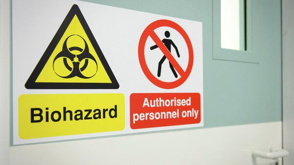 Знак  биологической опасности за пределами помещений Королевской бесплатной больницы на севере Лондона 6 августа 2014 года в случае положительного результата теста пациента на вирус Эбола.  - Sputnik Ўзбекистон
