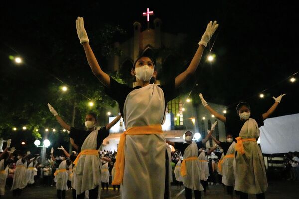 Традиционная пасхальная церемония в городе Кесон на Филиппинах - участницы шоу в масках и перчатках для предотвращения распространения коронавируса.  - Sputnik Узбекистан