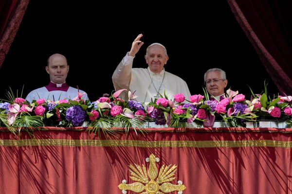 Папа Франциск благословляет собравшихся на площади Святого Петра в Ватикане.  - Sputnik Узбекистан