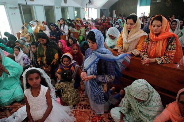 Пасхальная месса в церкви в Исламабаде, Пакистан.  - Sputnik Узбекистан