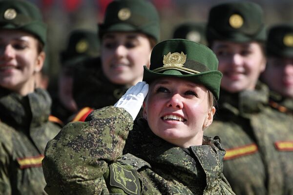 Военнослужащая на репетиции военного парада. - Sputnik Узбекистан