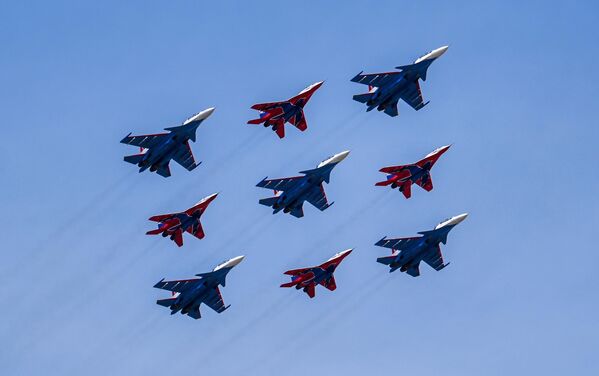 Истребители МиГ-29 и Су-30СМ пилотажных групп &quot;Русские витязи&quot; и &quot;Стрижи&quot;. - Sputnik Узбекистан