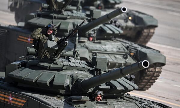 Военнослужащие на танках Т-72Б3. - Sputnik Узбекистан