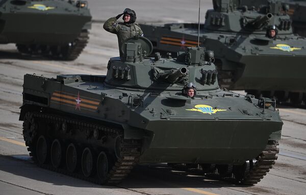 Военнослужащие на боевых машинах десанта БМД-4. - Sputnik Узбекистан