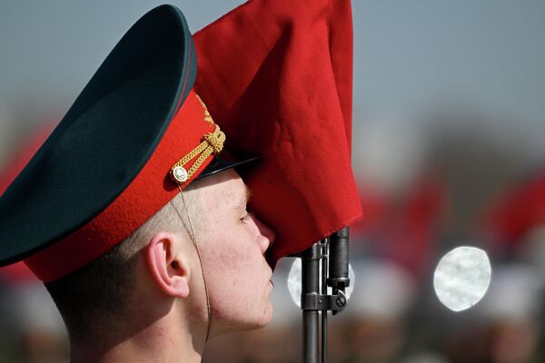 Военнослужащий на репетиции военного парада. - Sputnik Узбекистан
