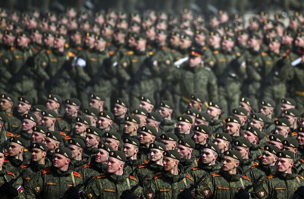 Курсанты на репетиции военного парада. - Sputnik Узбекистан