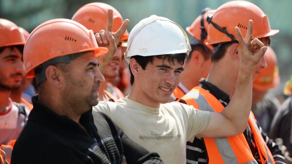 Рабочие на строительной площадке Центрального стадиона в Екатеринбурге. - Sputnik Ўзбекистон