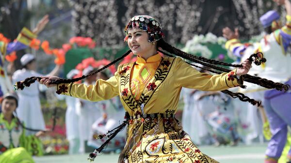 Народные танцоры в национальных костюмах выступают во время торжеств по случаю праздника Навруз в Ташкенте, Узбекистан, во вторник, 23 марта 2010 года. - Sputnik Ўзбекистон