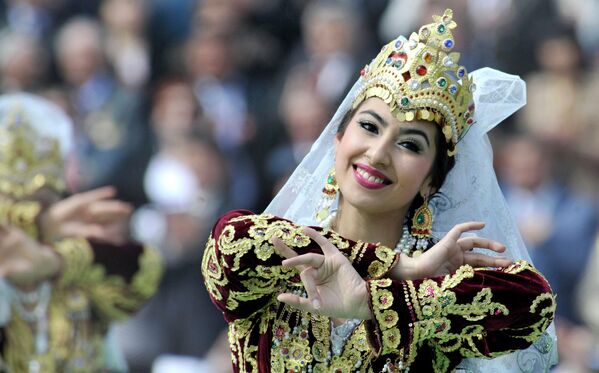 Артисты в национальных костюмах на праздновании Навруза в Ташкенте. - Sputnik Узбекистан