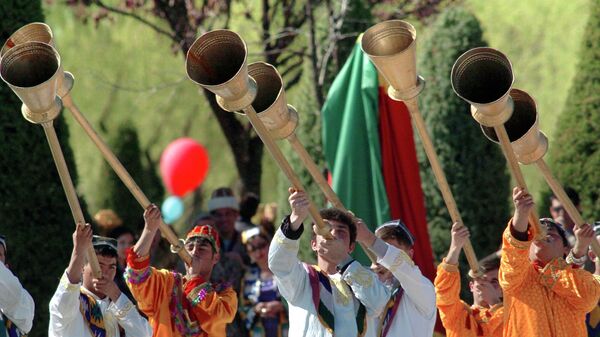 Узбекские музыканты выступают во время празднования Навруза в столице Узбекистана Ташкенте, понедельник, 21 марта 2005 года.  - Sputnik Ўзбекистон