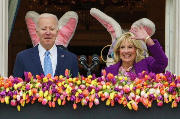 Президент США Джо Байден и первая леди Джилл Байден на ежегодной пасхальной вечеринке на Южной лужайке Белого дома в Вашингтоне, округ Колумбия, 18 апреля 2022 года. - Sputnik Узбекистан