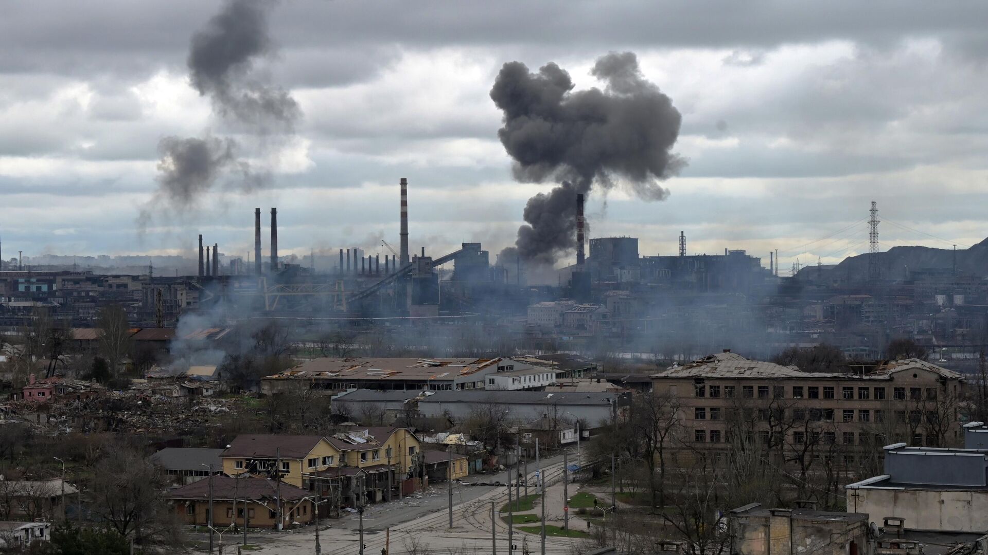 Дым над заводом Азовсталь в Мариуполе - Sputnik Узбекистан, 1920, 19.04.2022