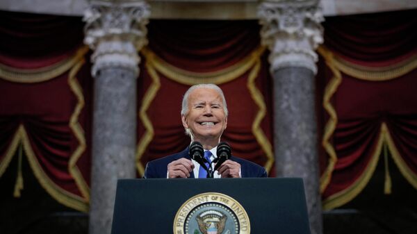 Президент США Джо Байден выступает с речью по случаю годовщины нападения на Капитолий США 6 января во время церемонии в Зале скульптур Капитолия США 6 января 2022 года в Вашингтоне, округ Колумбия - Sputnik Узбекистан