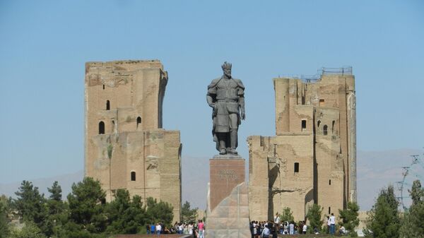 Руины дворца Тимура - Аксарай, с памятником Тимуру на переднем плане, Шахрисабз, Узбекистан - Sputnik Ўзбекистон