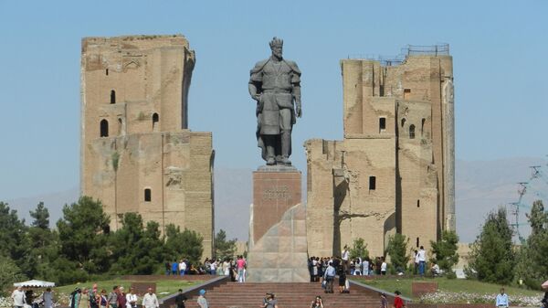 Руины дворца Тимура - Аксарай, с памятником Тимуру на переднем плане, Шахрисабз, Узбекистан. - Sputnik Узбекистан
