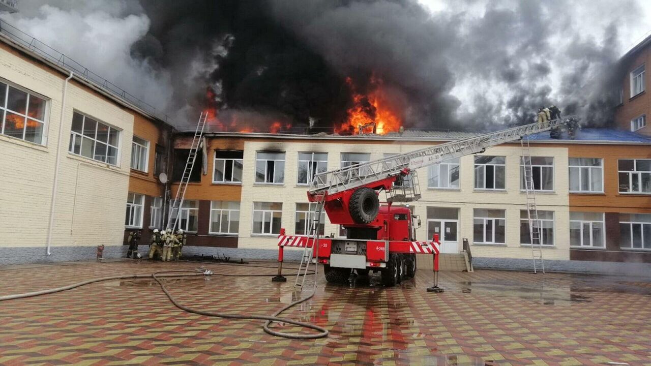 Видео и фото: в Казахстане горит школа, есть пострадавшая