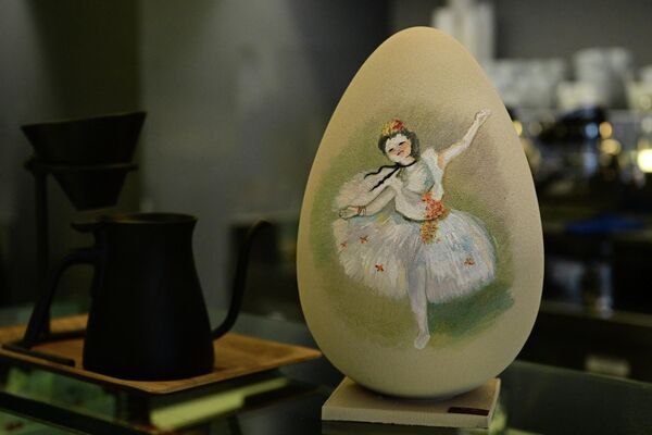На этом шоколадном яйце — авторская интерпретация картины &quot;Этуаль&quot; Эдгара Дега 1878 года (La ballerina solitaria) в исполнении Уолтера Муско.  - Sputnik Узбекистан
