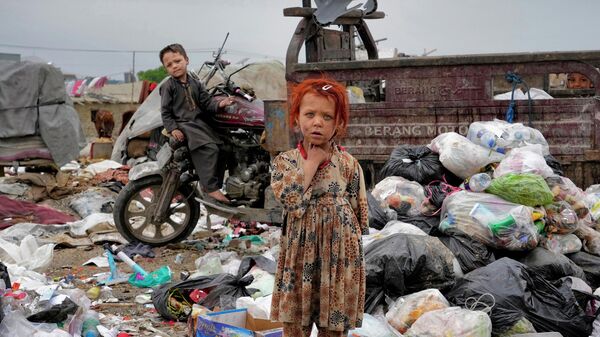 Афганские дети среди кучи мусора в Кабуле - Sputnik Узбекистан