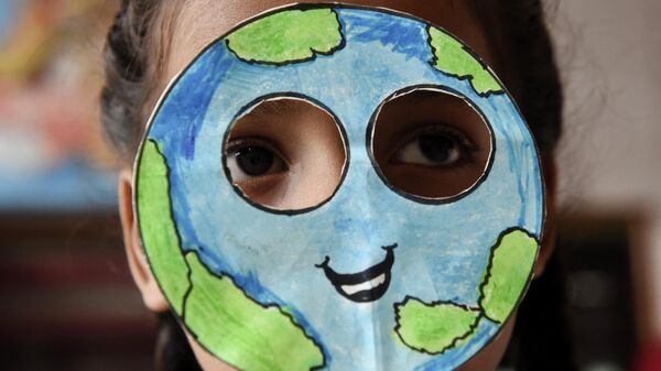 Ученик надевает маску, сделанную в форме планеты Земля, архивное фото - Sputnik Узбекистан